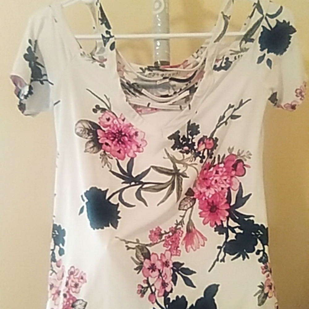 Shoulderless shirt with straps to enhance cleavage